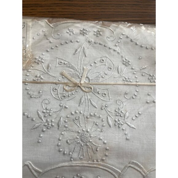 NOS Linbro hand embroidered white pillowcases 35.5”x42” - Picture 3 of 4